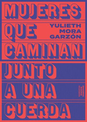 MUJERES QUE CAMINAN JUNTO A UNA CUERDA