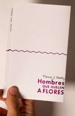 HOMBRES QUE HUELEN A FLORES