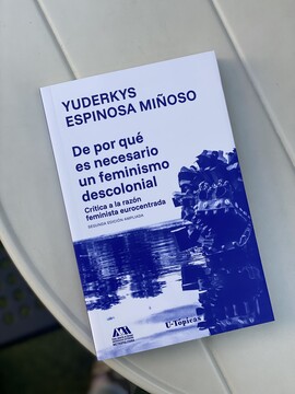 ¡Nuevo libro de nuestro catálogo! DE POR QUÉ ES NECESARIO UN FEMINISMO DESCOLONIAL